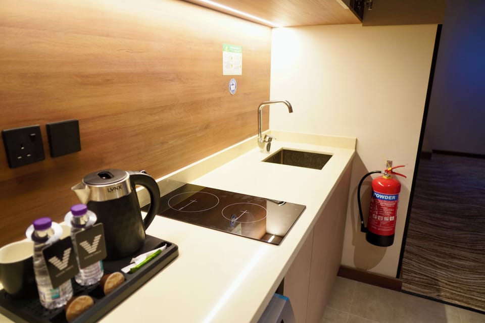 Luxury Twin Room, City View | Private kitchen | Mini-fridge, microwave, stovetop, cookware/dishes/utensils