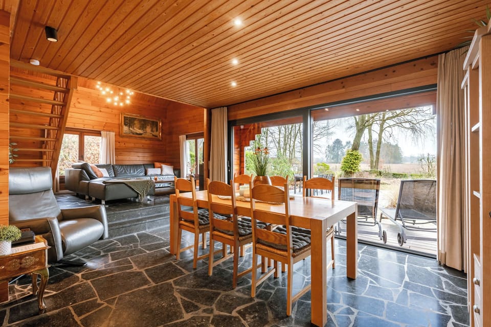 Warm wood, natural stone, and a view of the greenery. The perfect setting for memorable evenings together.