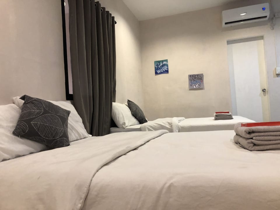 Premium Quadruple Room | Desk, rollaway beds, free WiFi, bed sheets