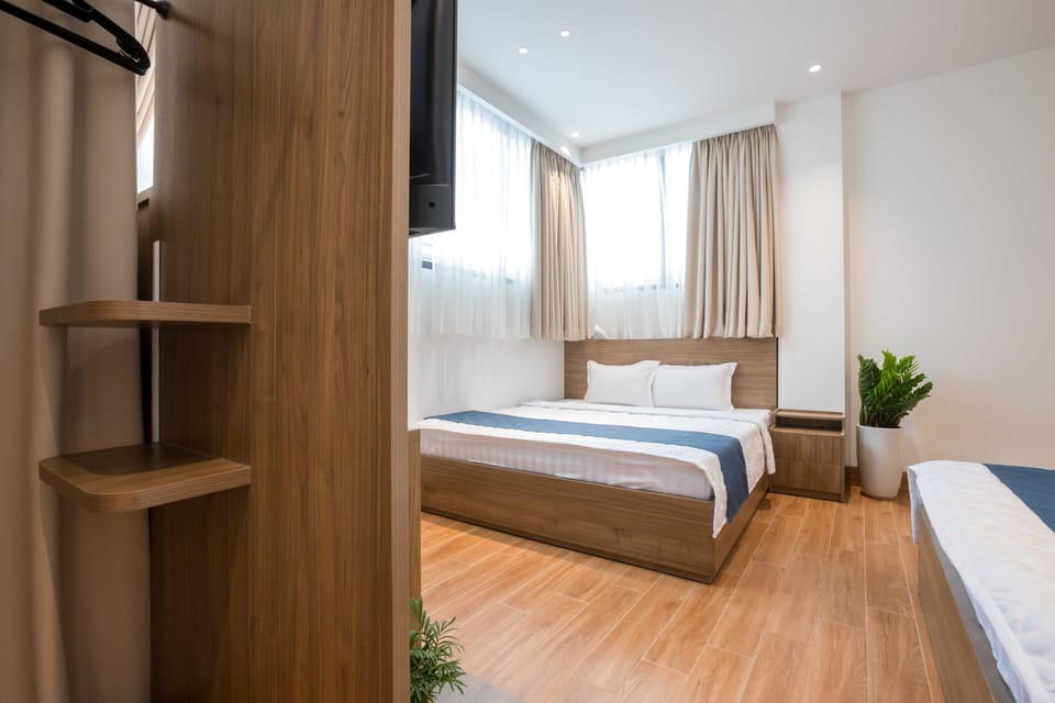 Twin Room | Desk, WiFi (free), bed sheets