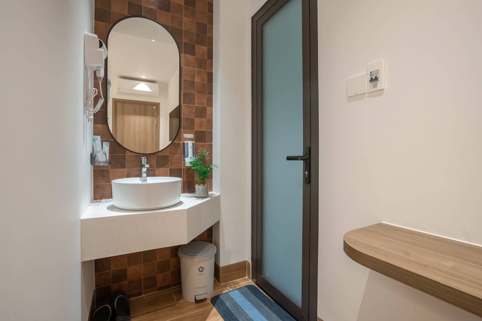 Superior Double Room | Bathroom | Shower, hydromassage showerhead, hair dryer, towels