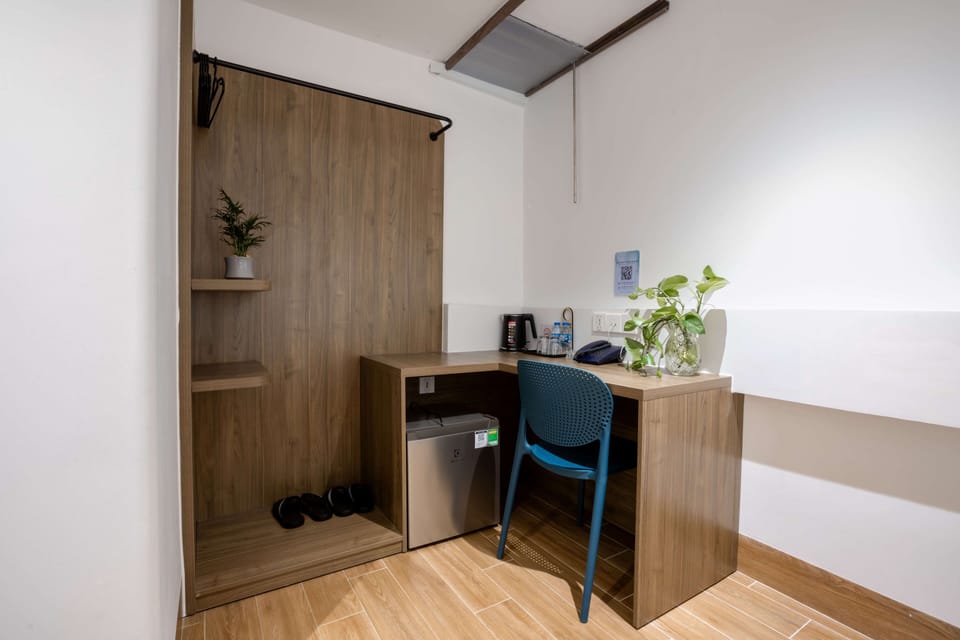 Twin Room | Desk, WiFi (free), bed sheets