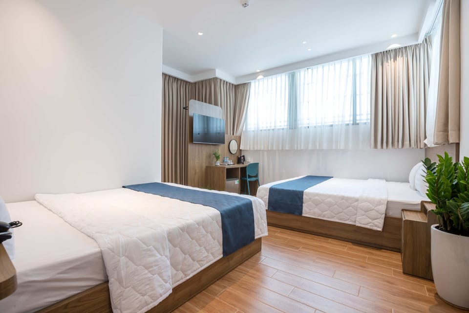Twin Room | Desk, WiFi (free), bed sheets