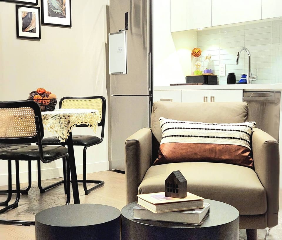 Condo, 1 Bedroom, Accessible, Balcony | Living room | Books