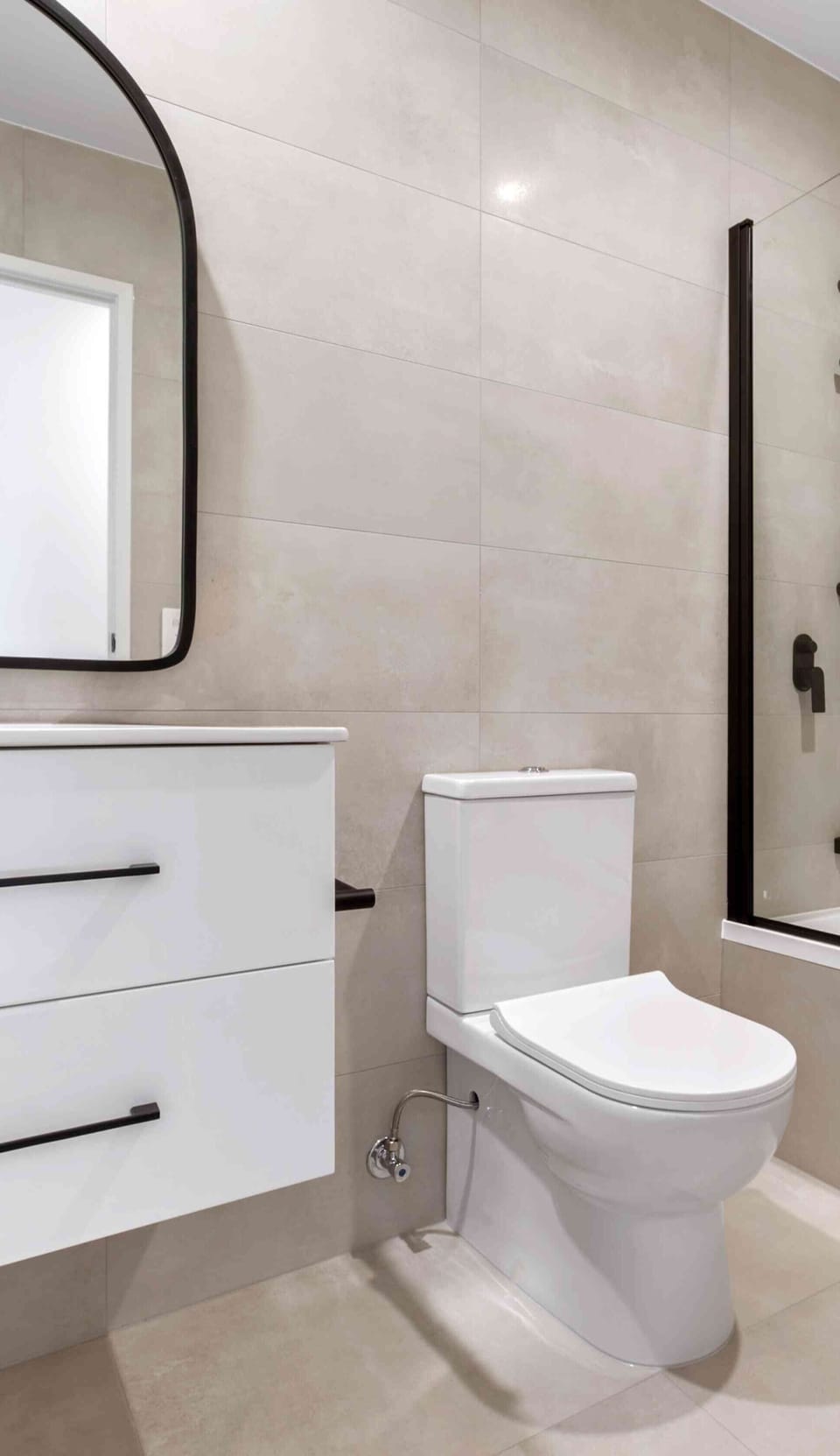 Deluxe Double Room | Bathroom | Shower, free toiletries, towels, soap