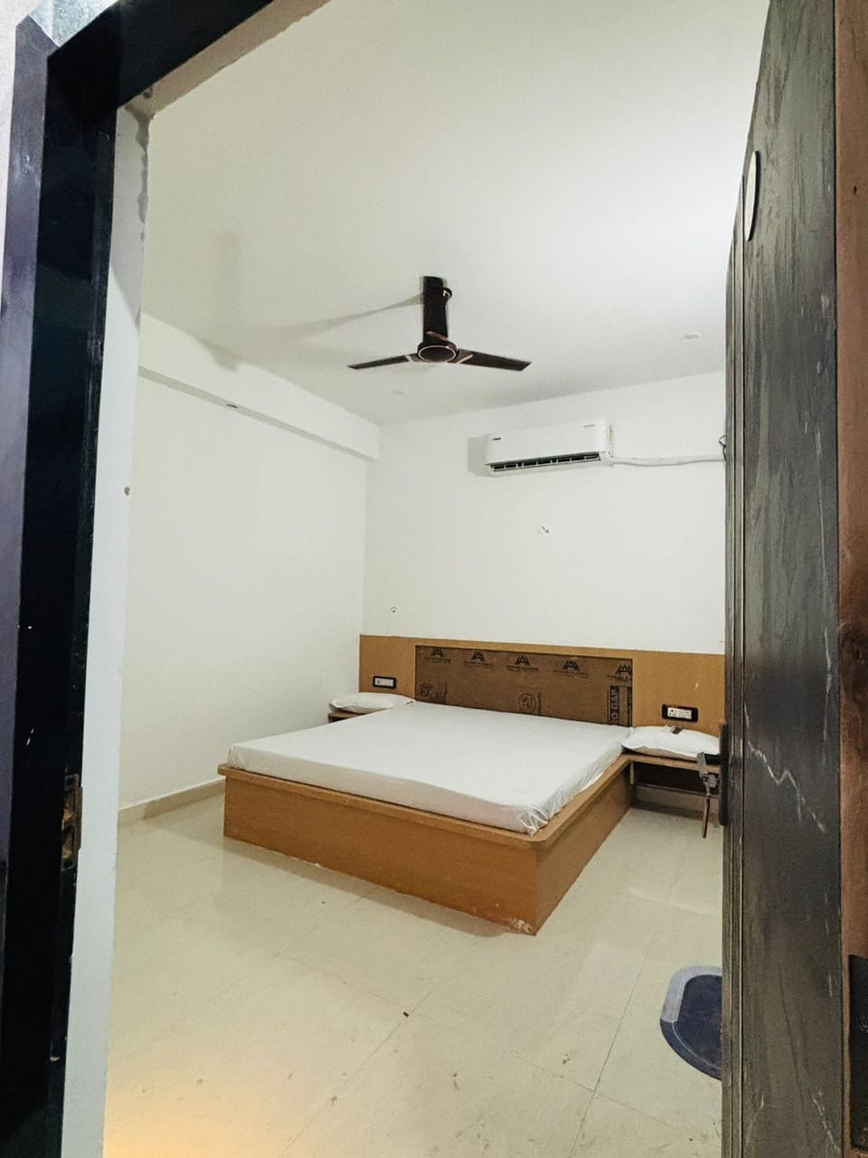 Deluxe Room, Balcony, City View | WiFi (free), bed sheets