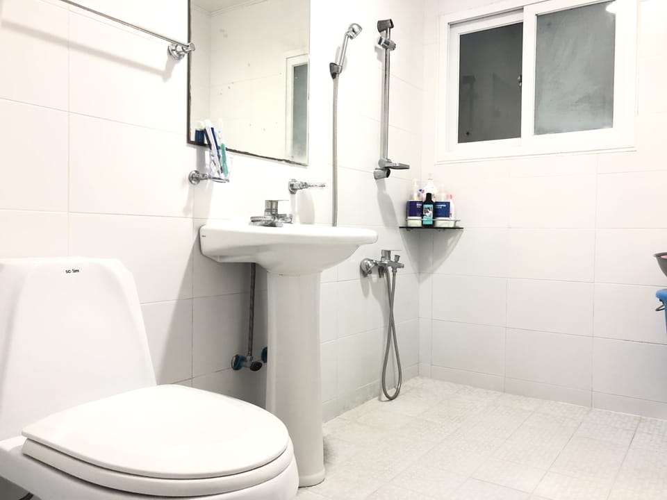 Shower, rainfall showerhead, free toiletries, slippers