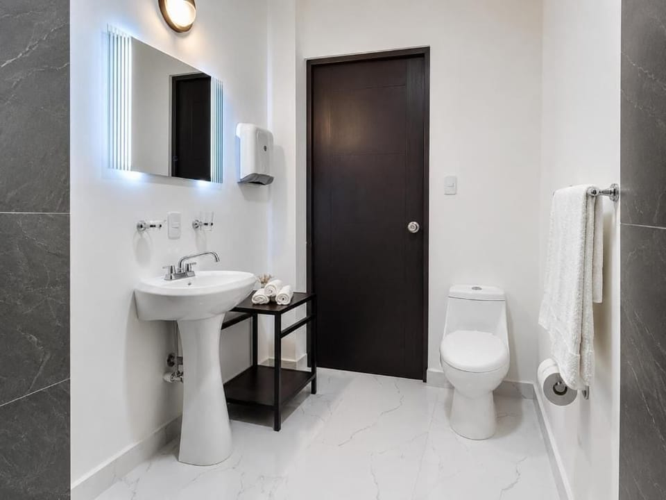Family Room, Ensuite | Bathroom