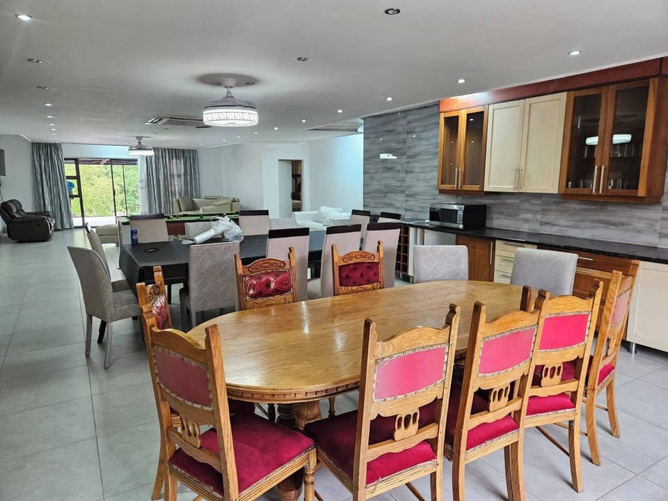 House, 4 Bedrooms, Accessible, Balcony | Dining