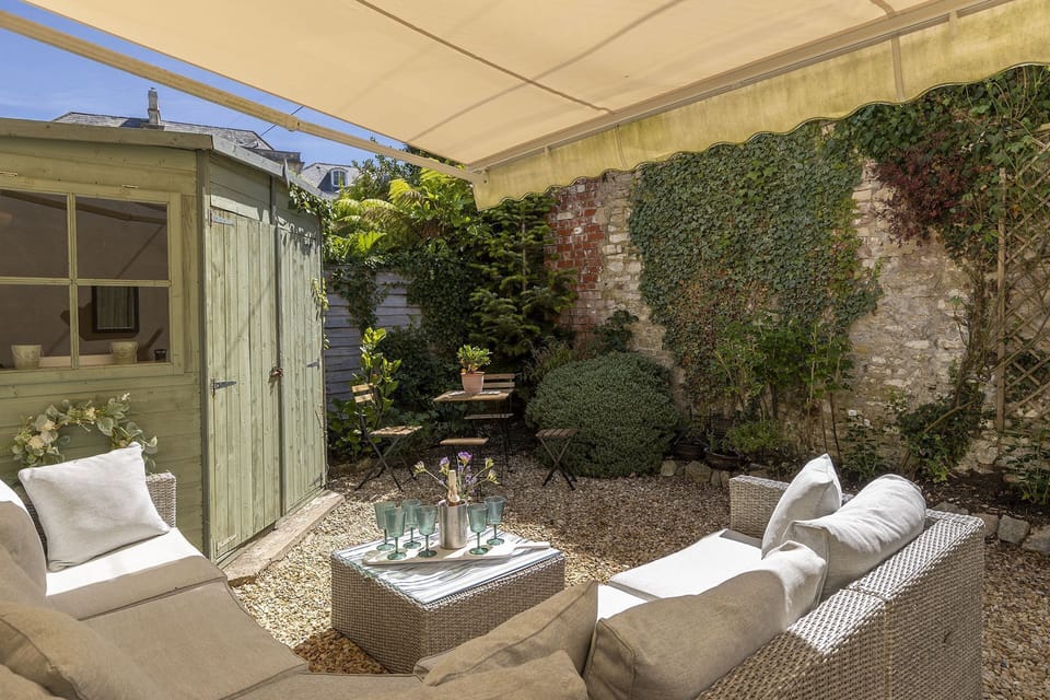 Thomas Street House Garden - StayCotswold