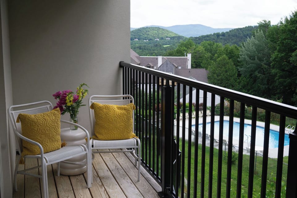 Cute balcony w/pool view