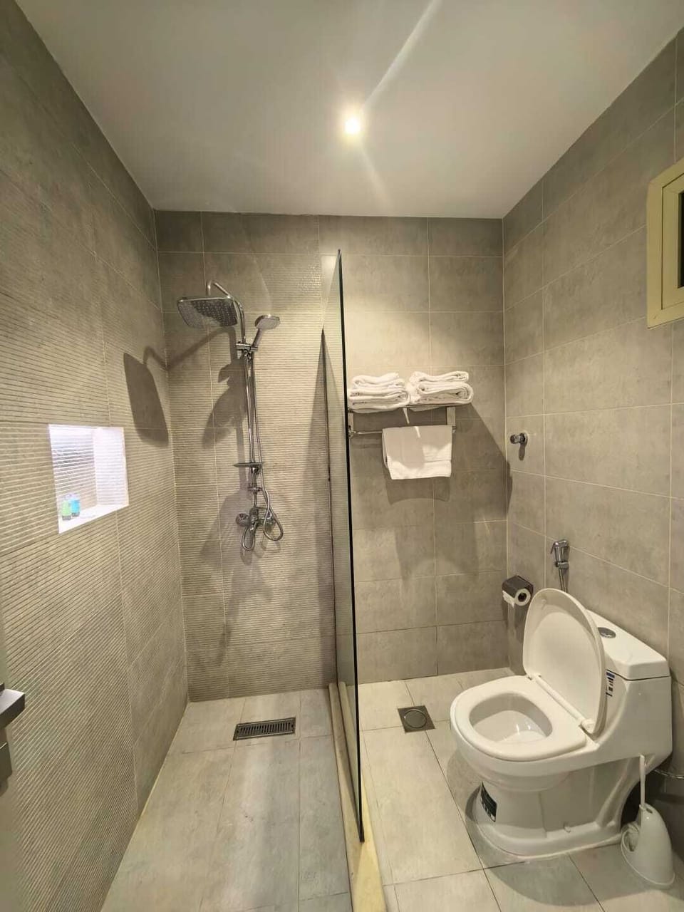 Standard Double Room | Bathroom | Hair dryer, towels, soap, shampoo