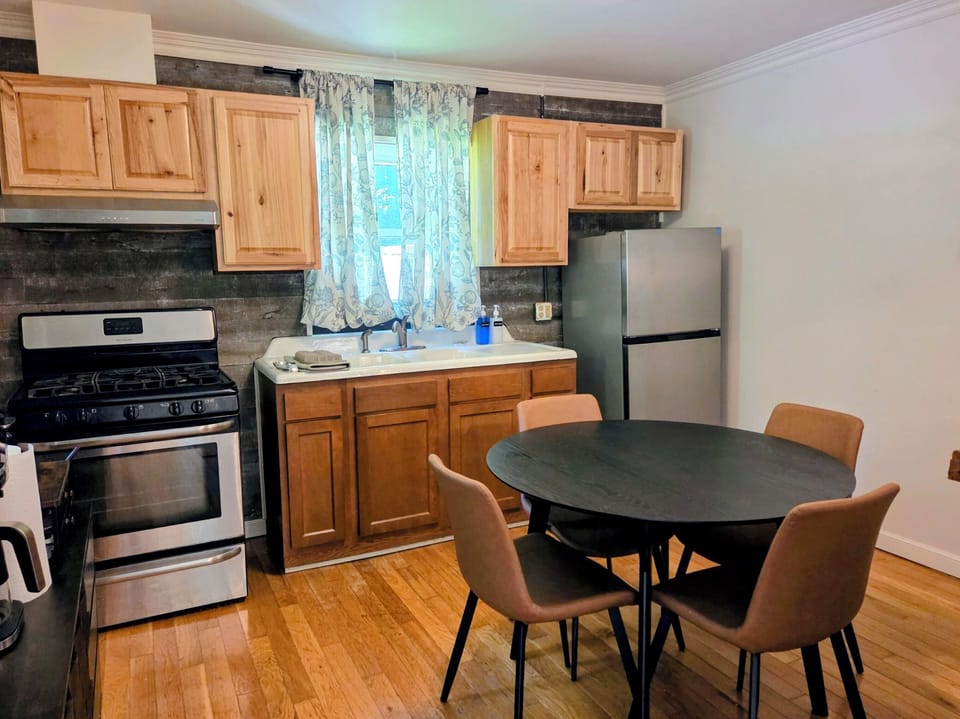 Full Eat-In Kitchen