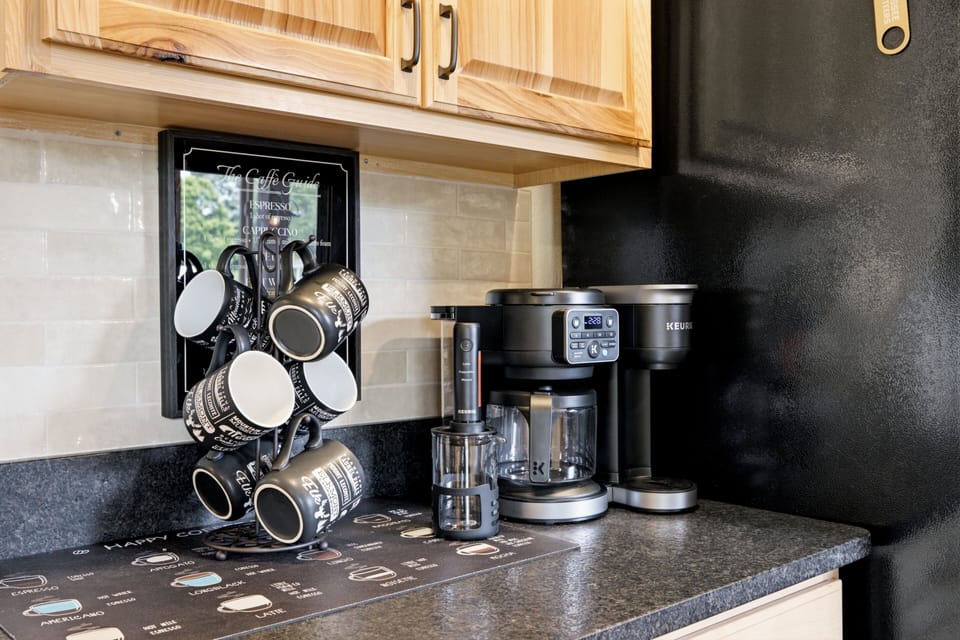 Cabin, 3 Bedrooms | Coffee and/or coffee maker