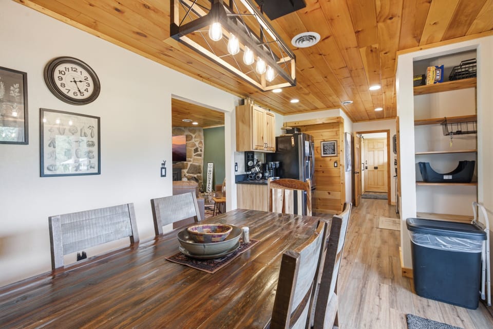 Cabin, 3 Bedrooms | Dining