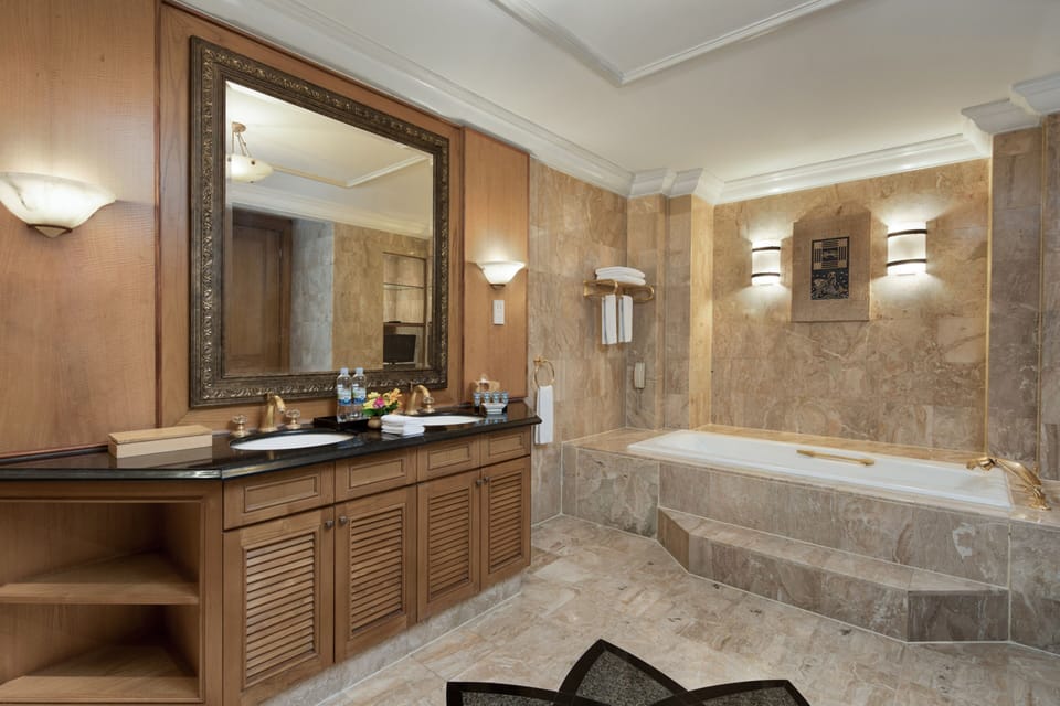 ARYADUTA SUITE | Bathroom amenities | Bathtub, deep soaking tub, free toiletries, hair dryer