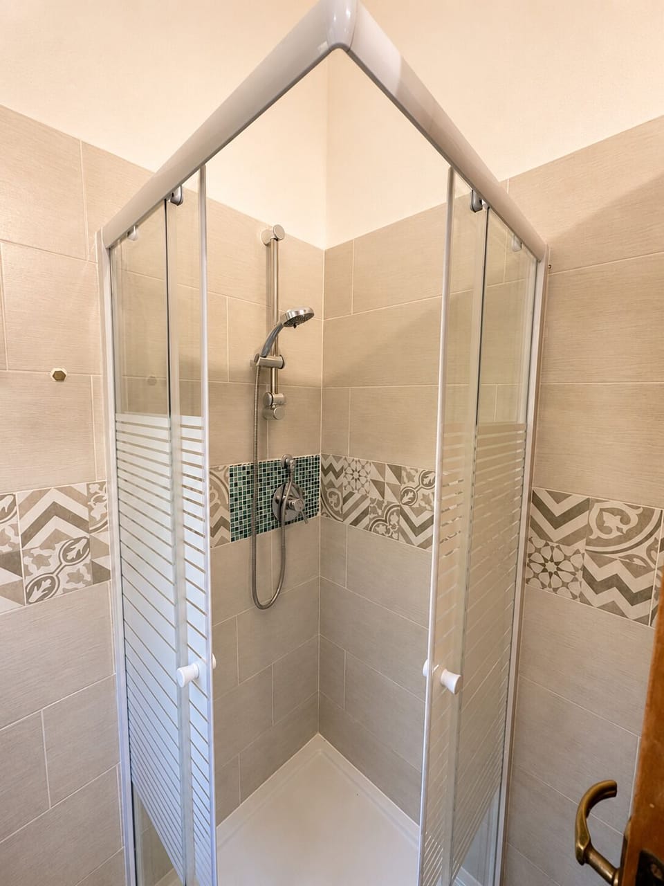 Apartment | Bathroom | Hair dryer, toilet paper
