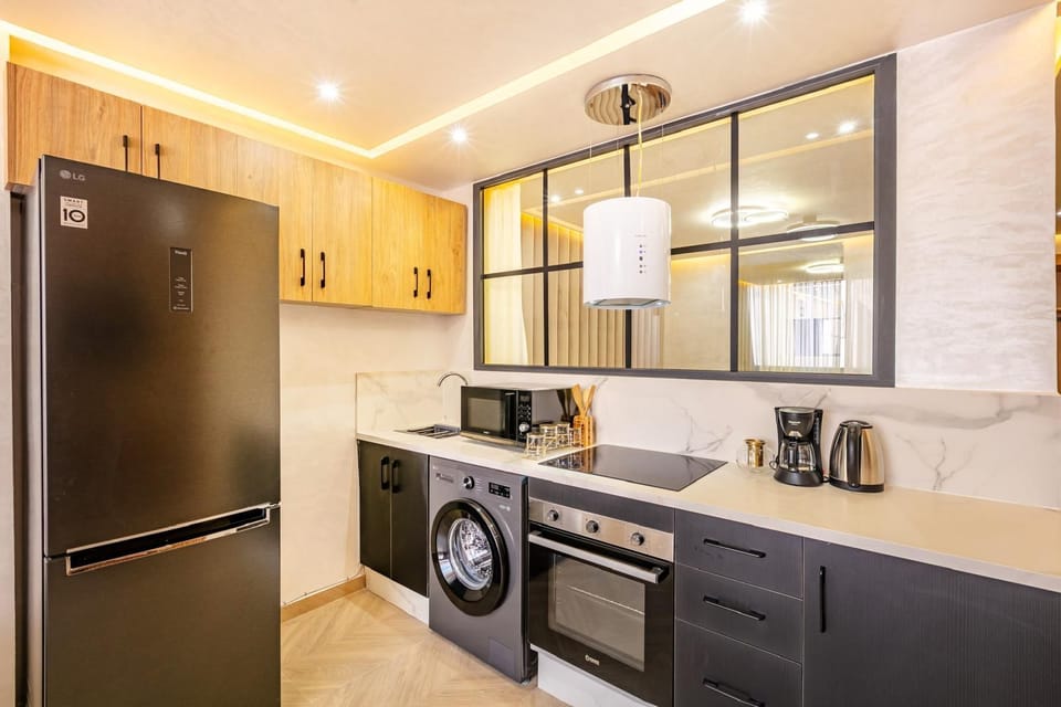 Basic Apartment | Private kitchen | Full-size fridge, microwave, oven, stovetop