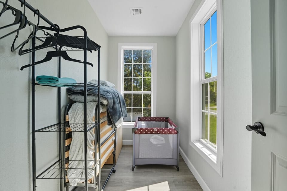 Renovated 6BR Near Grand Lake Fire Pit & Games Cottage in Grove