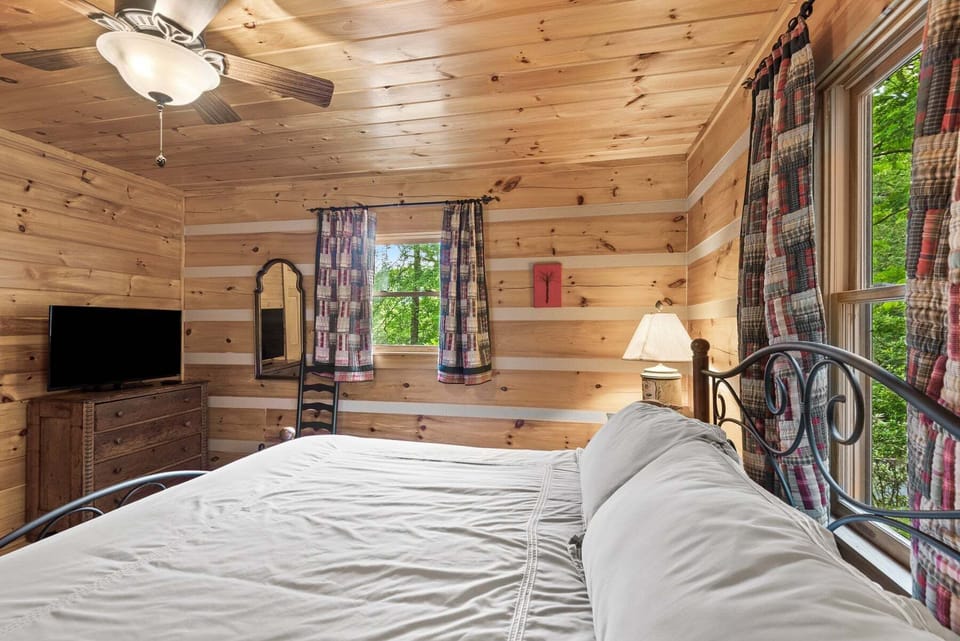 Mountain Laurel Lodge Chalet in Brushy Fork