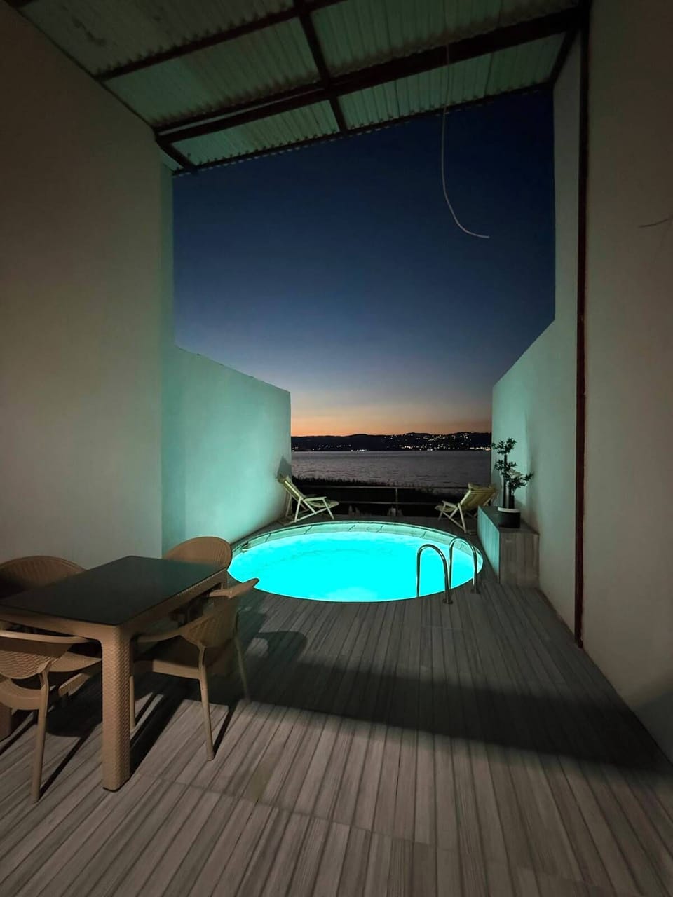 Superior Bungalow, Lake View | Pool | Outdoor pool