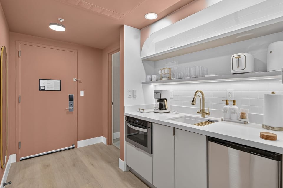 Fully equipped Kitchenette at studio