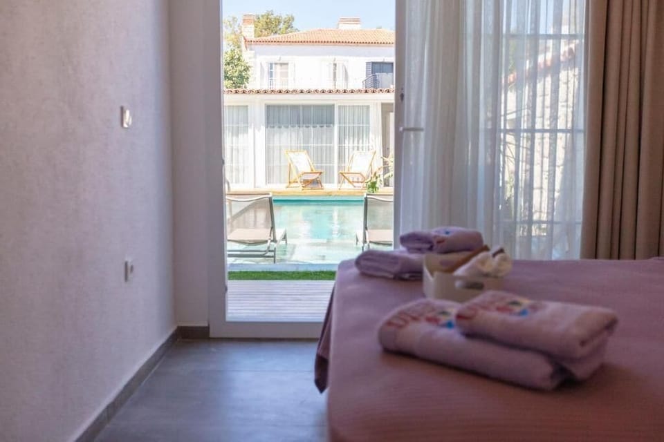 Outdoor pool, pool umbrellas, sun loungers