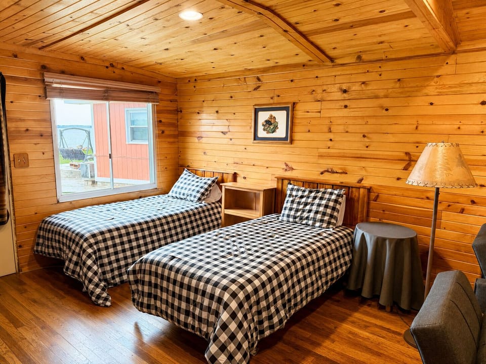 Bedroom/Den. Two twin beds. 