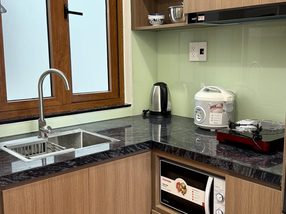 Deluxe Double Room | Private kitchen | Fridge, microwave, stovetop, cookware/dishes/utensils