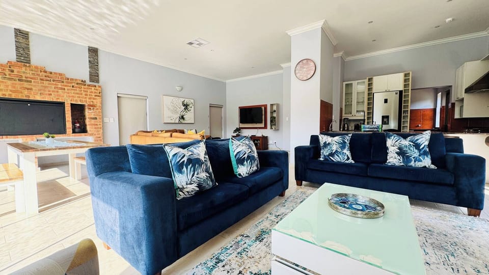 House, 4 Bedrooms, Accessible, Private Pool | Living room