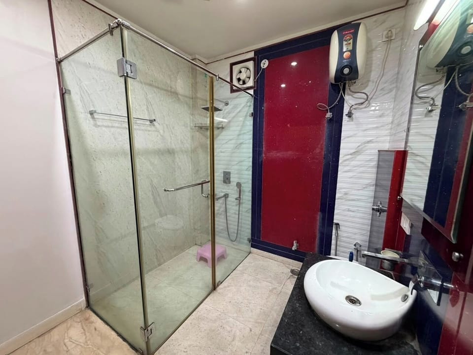 Deluxe Room | Bathroom | Shower, towels, soap, shampoo