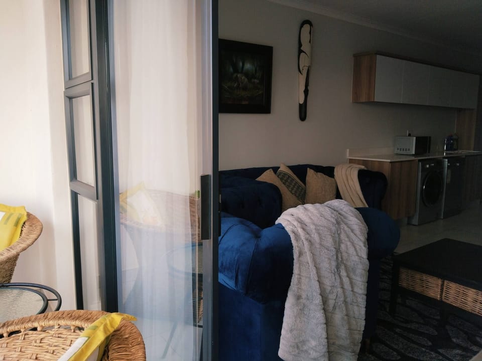 Apartment, 1 Bedroom, Smoking, Balcony | Living room