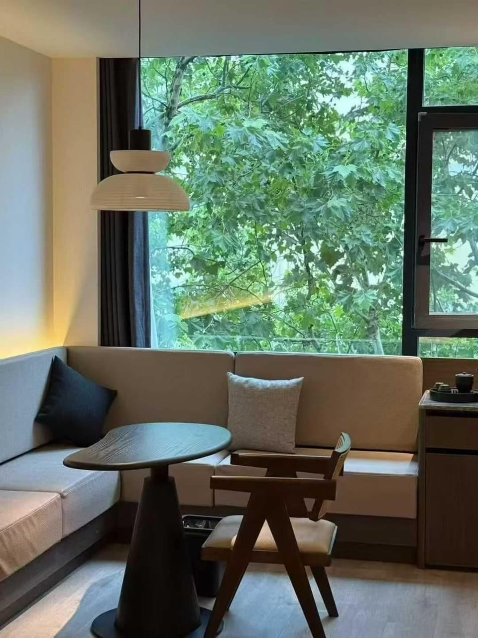 Classic Single Room, City View | Living area