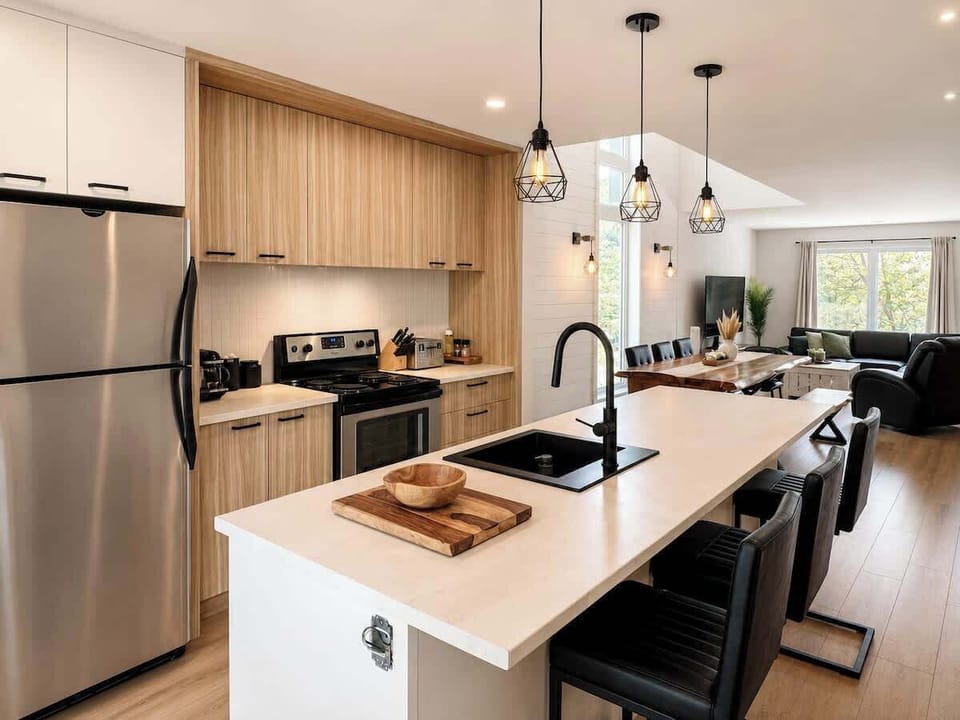 Cuisinez, échangez et partagez autour d’un superbe îlot central dans cette cuisine moderne entièrement équipée — un espace convivial qui devient naturellement le cœur de votre séjour.