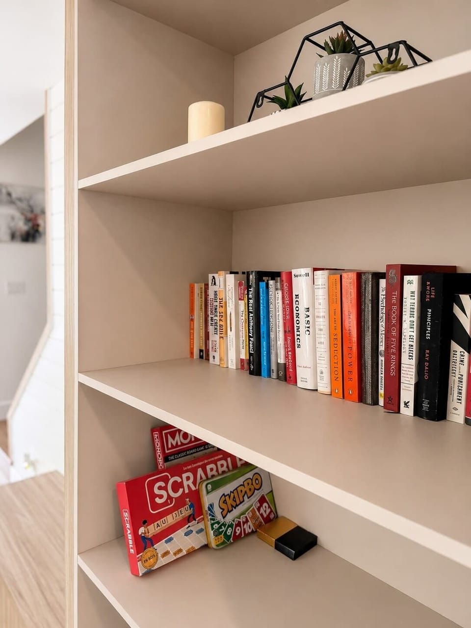 Envie d’une soirée tranquille à la maison ? Une sélection de livres et de jeux vous attend pour partager un moment convivial en famille ou simplement vous accorder une pause lecture.