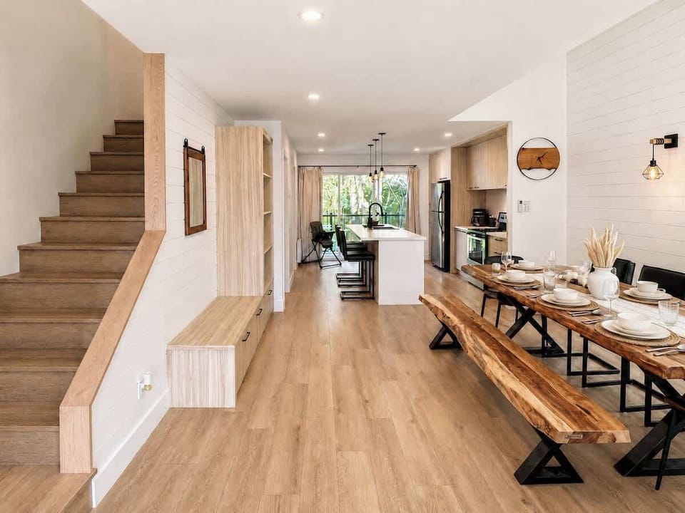 De la salle à manger à la cuisine, profitez d’une vaste aire ouverte lumineuse conçue pour vivre pleinement ensemble — parfaite pour les repas en famille, les retrouvailles et les séjours entre amis.