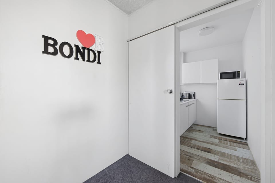 Entryway with Bondi wall decor leading to kitchen