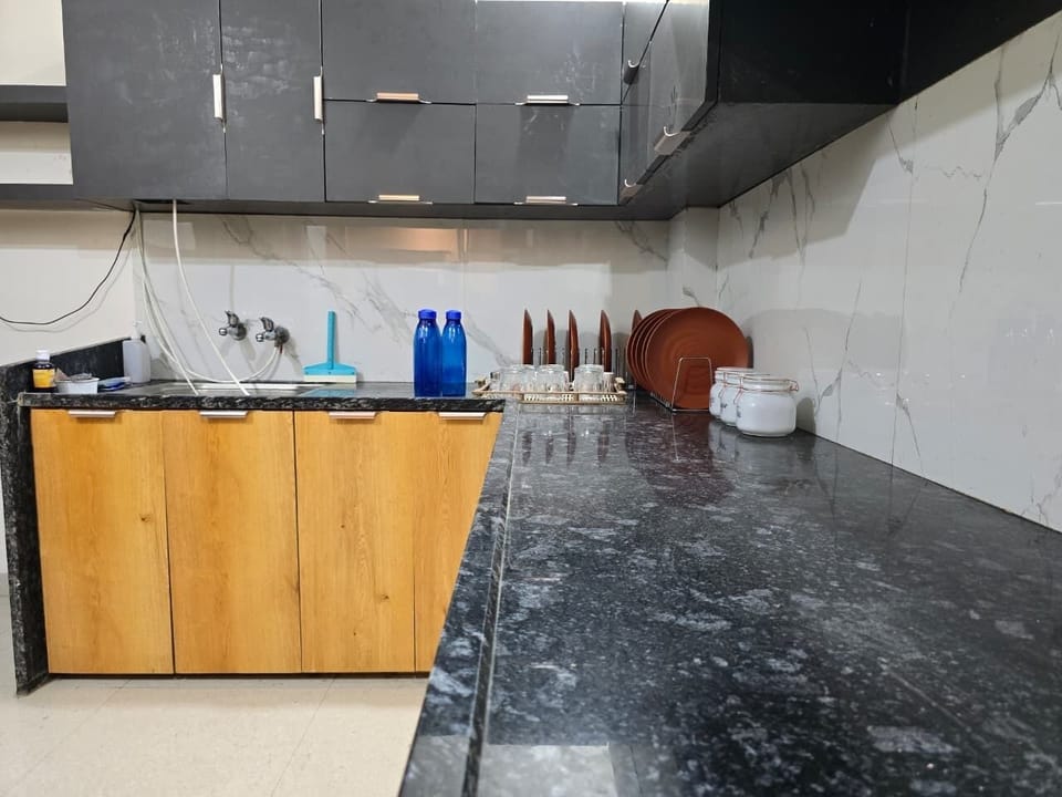 Deluxe Double Room, Balcony, City View | Private kitchen