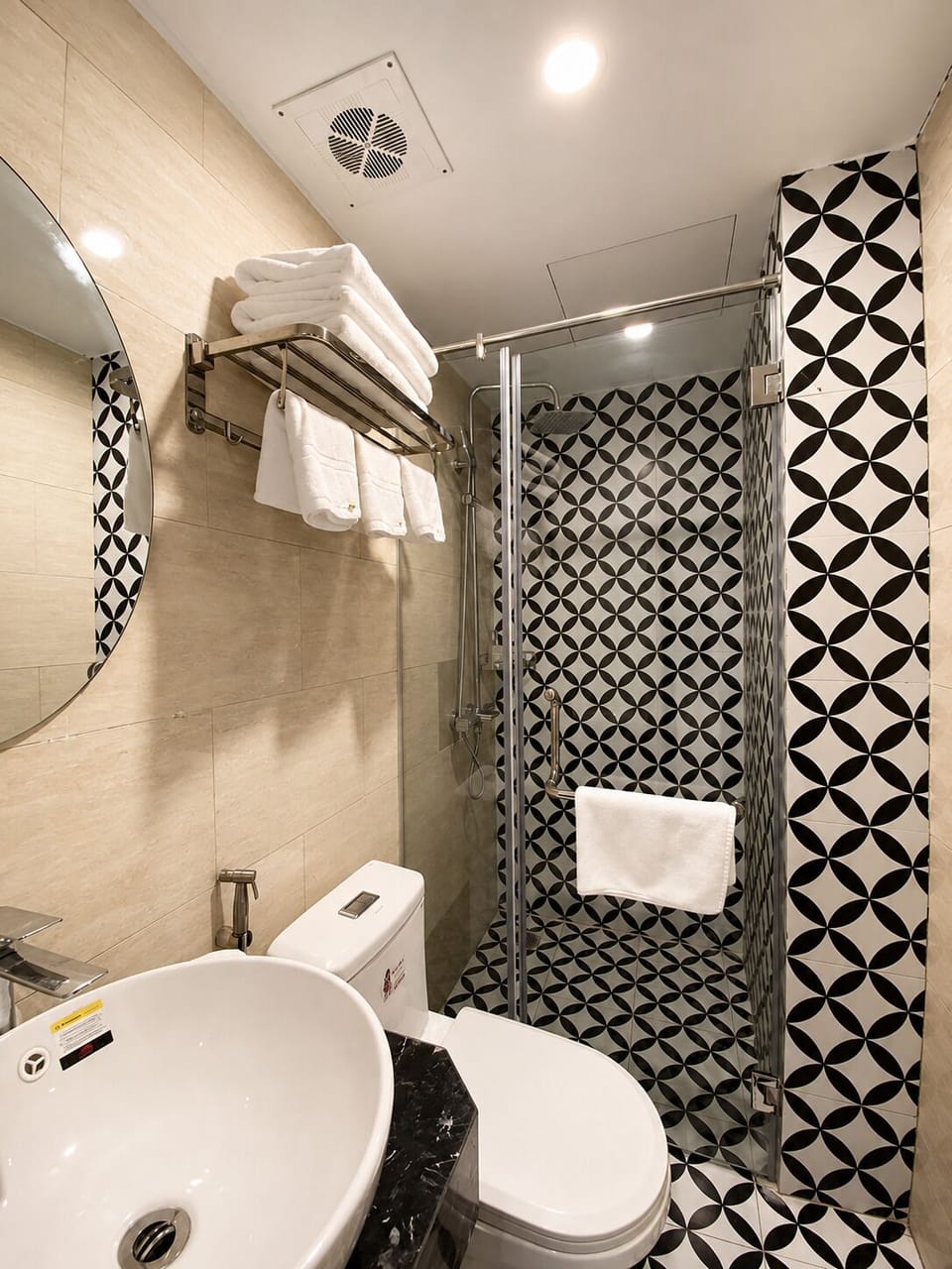 Executive Triple Room | Bathroom | Shower, free toiletries, hair dryer, towels