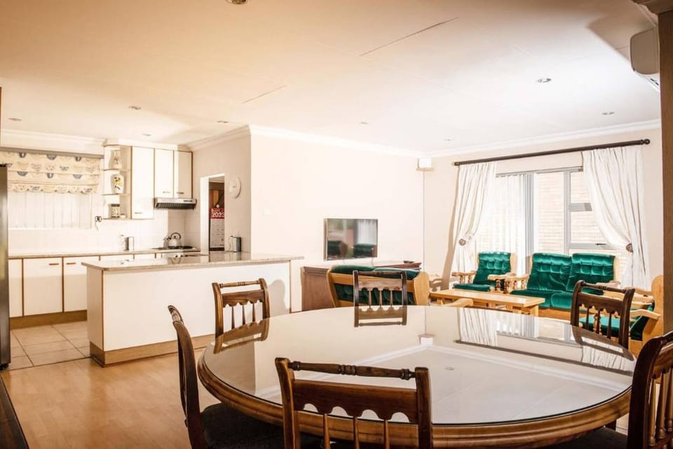 Apartment, 3 Bedrooms, Balcony, Ocean View | Dining room