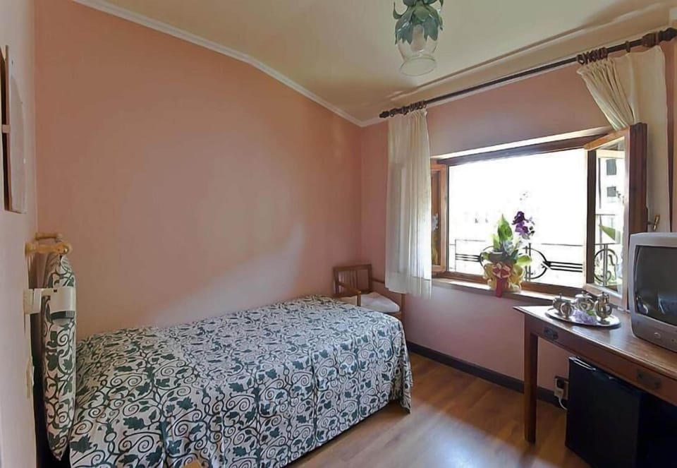 Single Room | Desk, WiFi (free)