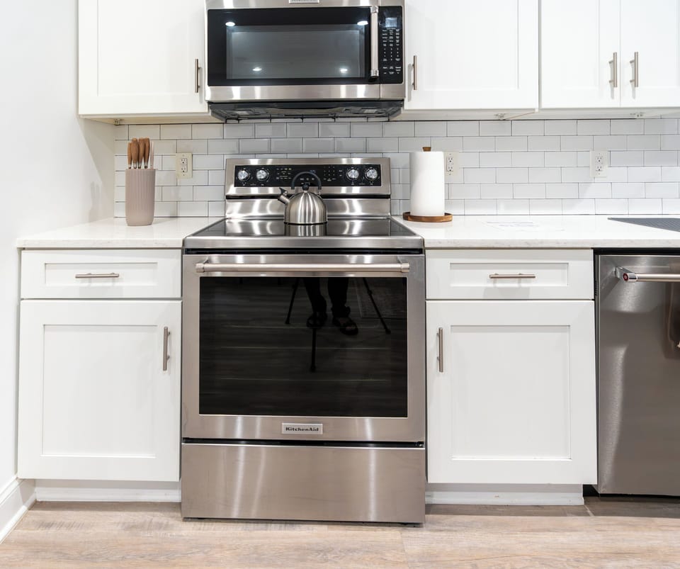 Gas range, oven & full-size appliances