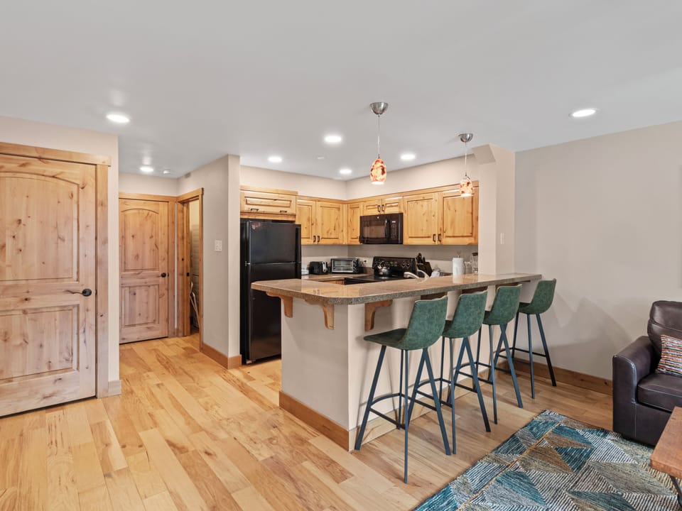 Kitchen / 4 Barstools