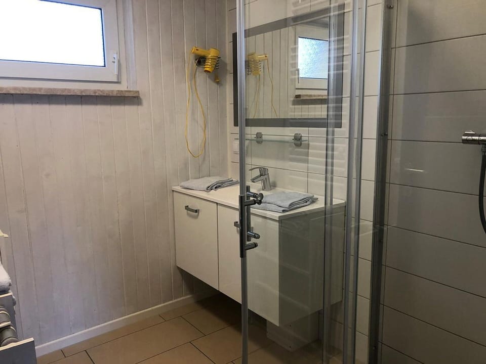Komfortabler Doppelbungalow mit Terrasse im Ferienpark Mirow House in Rechlin