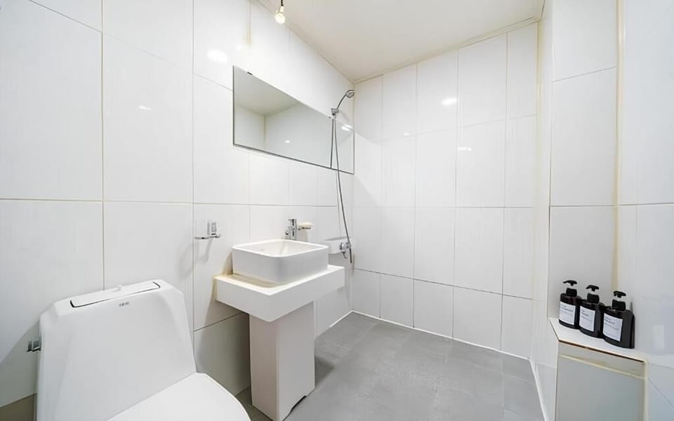 Luxury Double Room | Bathroom | Shower, hair dryer, towels, soap