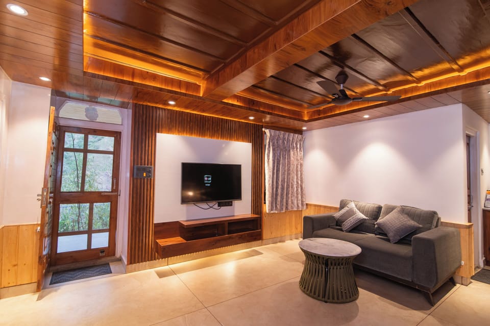 Luxury Single Room, Mountain View | Living area