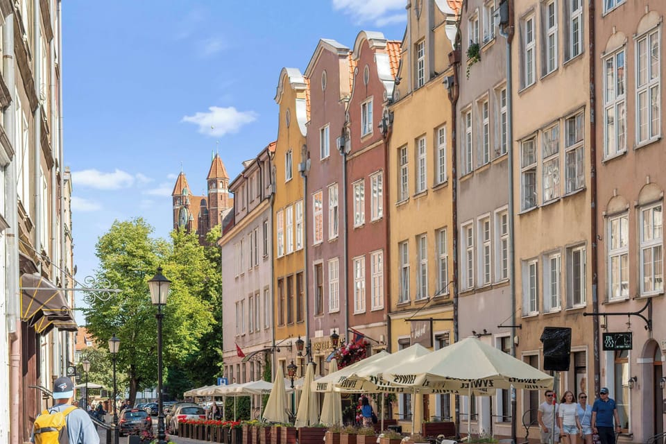 Lokalizacja zapewnia wygodny dostęp do ulicy Długiej, Bazyliki Mariackiej, Długiego Targu oraz nabrzeża Motławy. W okolicy znajdują się liczne restauracje, kawiarnie, sklepy, galerie i punkty usługowe.