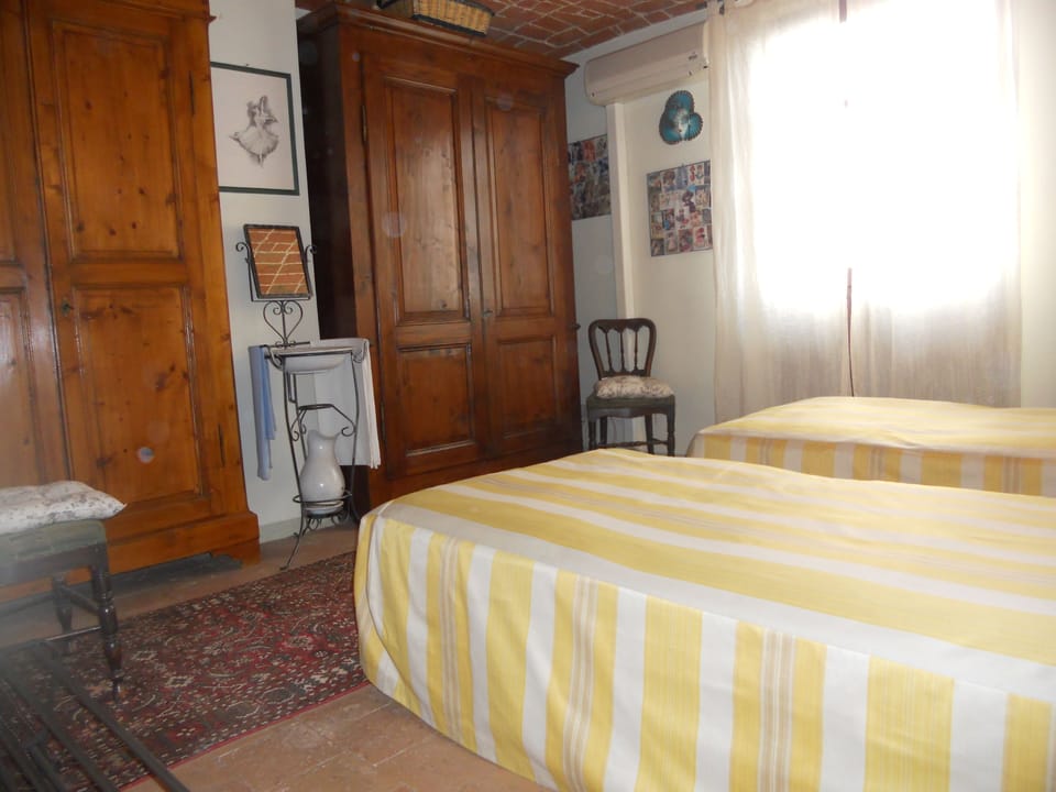 Double Room, Shared Bathroom | Desk, free WiFi, bed sheets