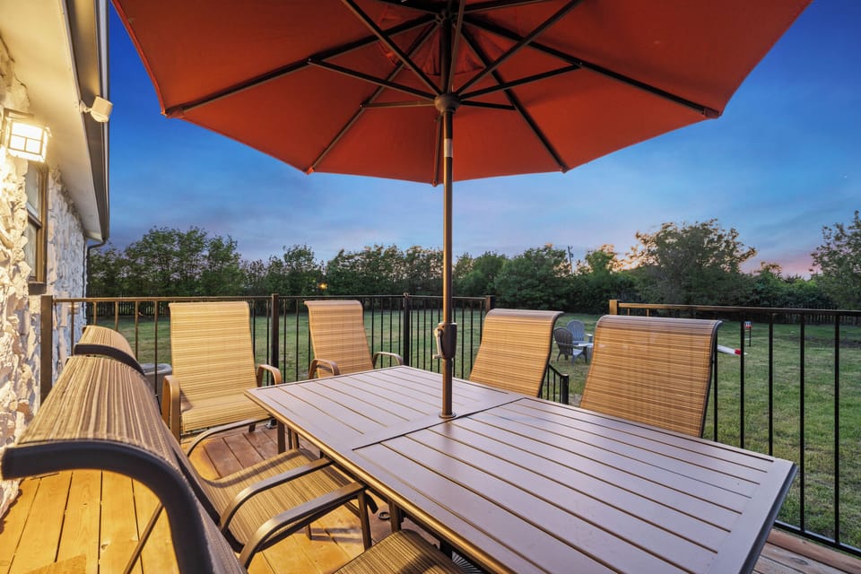 Outdoor table and seating create a relaxing spot for crew meals and downtime after work. Great for construction crews and contractors enjoying extended Wylie stays, with a huge yard and private outdoor space.