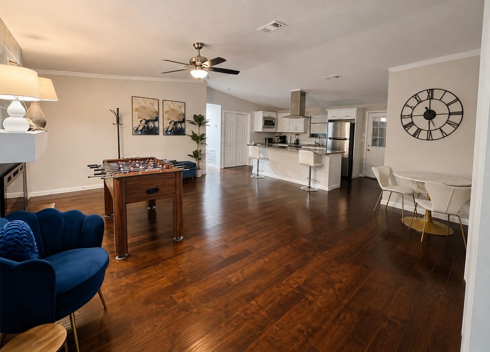 Comfortable crew living space with sofas and TV for relaxing after a long shift. Ideal for construction crews, contractor housing and extended stays near Wylie job sites with convenient Dallas-area access.
